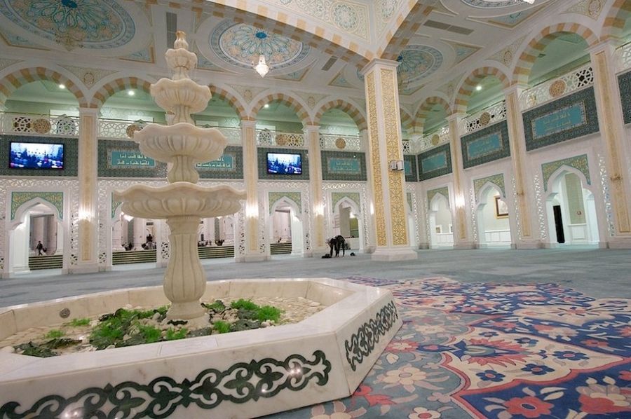 Внутри мечети Хазрет Султан